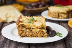 Eigengemaakte Vleeslasagna's op houten lijst stock fotografie Eigengemaakte Vleeslasagna's op houten lijst stock fotografie