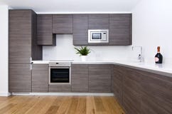 Eigentijdse keuken met hoogste specificatietoestellen royalty-vrije stock afbeelding Eigentijdse keuken met hoogste specificatietoestellen royalty-vrije stock afbeelding