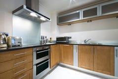 Eigentijdse keuken met moderne toestellen royalty-vrije stock afbeelding Eigentijdse keuken met moderne toestellen royalty-vrije stock afbeelding