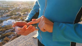 Eignungsfrau, die das smartwatch im Freien betrachtet stock footage Eignungsfrau, die das smartwatch im Freien betrachtet stock footage