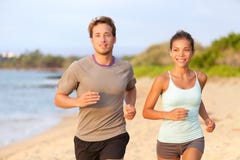 Eignungspaare, die draußen auf dem Strandlächeln rütteln lizenzfreies stockfoto Eignungspaare, die draußen auf dem Strandlächeln rütteln lizenzfreies stockfoto