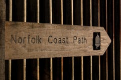 Eiken Kust de Wegteken van Norfolk tegen Golfijzerachtergrond stock foto Eiken Kust de Wegteken van Norfolk tegen Golfijzerachtergrond stock foto