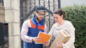 Eilbote, der ein Paket liefert Eilbote, der ein Paket liefert