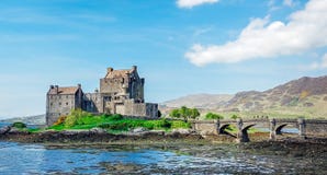 Eilean Donan Castle en mai image stock Eilean Donan Castle en mai image stock