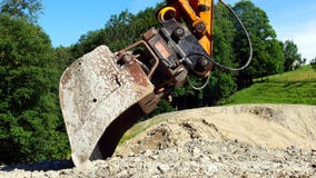 Eimer eines Baggers auf einer Baustelle stockfoto Eimer eines Baggers auf einer Baustelle stockfoto