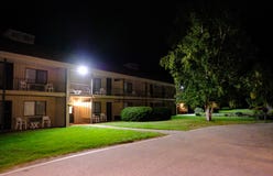 Ein amerikanisches Motel der Geschichte gesehen während des Einbruchs der Nacht stockfoto Ein amerikanisches Motel der Geschichte gesehen während des Einbruchs der Nacht stockfoto
