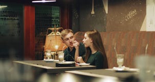 Ein attraktives junges Paar steht in einem Café still stock video Ein attraktives junges Paar steht in einem Café still stock video