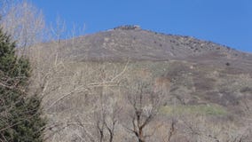 Ein Berg, der über dem Ententeich unter ihm schaut lizenzfreies stockbild Ein Berg, der über dem Ententeich unter ihm schaut lizenzfreies stockbild