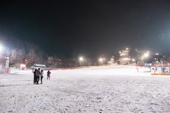 Ein Bild eines Skiorts während der Nachtzeit lizenzfreies stockfoto Ein Bild eines Skiorts während der Nachtzeit lizenzfreies stockfoto