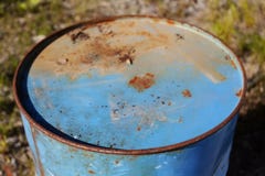 Ein blaues rostiges Ölbarrel in der Natur lizenzfreie stockfotos Ein blaues rostiges Ölbarrel in der Natur lizenzfreie stockfotos