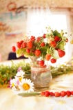 Ein Blumenstrauß der Kindheit von den roten Erdbeeren stockfotografie Ein Blumenstrauß der Kindheit von den roten Erdbeeren stockfotografie