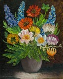 Ein Blumenstrauß mit bunten Blumen in einem grauen Vase lizenzfreie stockfotografie Ein Blumenstrauß mit bunten Blumen in einem grauen Vase lizenzfreie stockfotografie