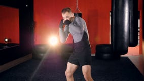 Ein Boxer bereitet sich für Praxis vor, indem er seinen Torso ausdehnt stock video Ein Boxer bereitet sich für Praxis vor, indem er seinen Torso ausdehnt stock video