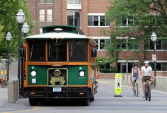 Ein Bus und zwei Radfahrer in der Universität von Minnesota lizenzfreie stockfotos Ein Bus und zwei Radfahrer in der Universität von Minnesota lizenzfreie stockfotos