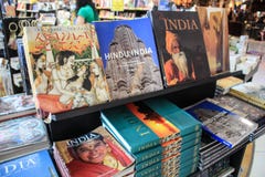 Ein Bücherregal auf dem Zähler einer Buchhandlung Indien-Reiseführer Kamasutra stockbild Ein Bücherregal auf dem Zähler einer Buchhandlung Indien-Reiseführer Kamasutra stockbild