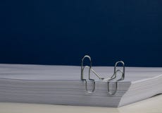 Ein Büroklammer-Charakter verbinden Händchenhalten auf Paket Papier lizenzfreie stockbilder Ein Büroklammer-Charakter verbinden Händchenhalten auf Paket Papier lizenzfreie stockbilder