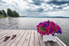 Ein Dock auf dem See mit Sandalen stockfoto Ein Dock auf dem See mit Sandalen stockfoto