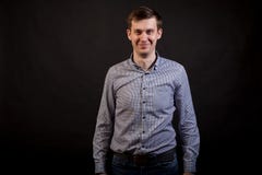 Ein dunkelhaariger weißer Mann, der vorwärts schaut lizenzfreies stockbild Ein dunkelhaariger weißer Mann, der vorwärts schaut lizenzfreies stockbild
