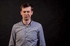 Ein dunkelhaariger weißer Mann mit einem traurigen und langweiligen Gesicht stockfotografie Ein dunkelhaariger weißer Mann mit einem traurigen und langweiligen Gesicht stockfotografie