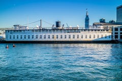 Ein enormes Touristenattraktionskreuzschiff in San Francisco lizenzfreie stockfotos Ein enormes Touristenattraktionskreuzschiff in San Francisco lizenzfreie stockfotos