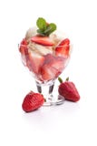 Ein Erdbeereiscremebecher mit zwei Erdbeeren lizenzfreie stockbilder Ein Erdbeereiscremebecher mit zwei Erdbeeren lizenzfreie stockbilder
