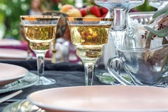 Ein Glas Champagner an der Hochzeitstafel stockfotos Ein Glas Champagner an der Hochzeitstafel stockfotos