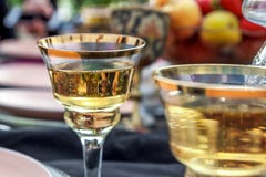 Ein Glas Champagner an der Hochzeitstafel stockbilder Ein Glas Champagner an der Hochzeitstafel stockbilder