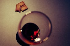 Ein Glas Rotwein- und Schokoladenscheiben stockfoto Ein Glas Rotwein- und Schokoladenscheiben stockfoto