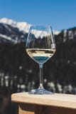 Ein Glas wei?er funkelnder Prosecco-Wein in einem H?uschen in Cortina d'Ampezzo, Dolomit, Italien stockbild Ein Glas wei?er funkelnder Prosecco-Wein in einem H?uschen in Cortina d'Ampezzo, Dolomit, Italien stockbild