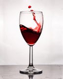 ein Glas Wein verschütteter Wein stockfoto ein Glas Wein verschütteter Wein stockfoto