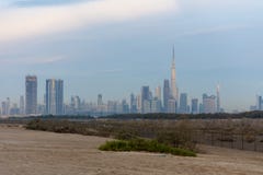 Ein Glättungsschuß der Dubai-Skyline stockbild Ein Glättungsschuß der Dubai-Skyline stockbild