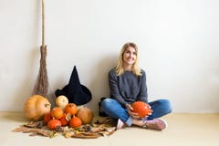 Ein grimmiger Minireaper, der eine Sense anhält, steht auf einem Kalendertag, der glückliches Halloween sagt Schönes blondes Mädc lizenzfreie stockbilder Ein grimmiger Minireaper, der eine Sense anhält, steht auf einem Kalendertag, der glückliches Halloween sagt Schönes blondes Mädc lizenzfreie stockbilder