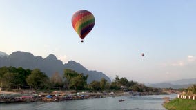 Ein großer bunter Ballon fliegt über den Fluss in Laos Ein großer bunter Ballon fliegt über den Fluss in Laos