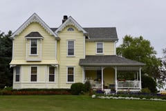 Gelbe Hausfassade, Fenster, Errichtende Außenfenster, Buildi Stockbild