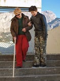 Ein Jugendlicher und eine blinde Frau Ein Jugendlicher und eine blinde Frau
