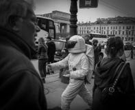 Ein Junge, der als Astronaut in den Straßen von St Petersburg, Russland im Mai 2018 sich maskiert stockbild Ein Junge, der als Astronaut in den Straßen von St Petersburg, Russland im Mai 2018 sich maskiert stockbild