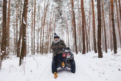 Ein Junge steht nahe einem Viererkabelfahrrad mitten in dem Wald stockfotografie Ein Junge steht nahe einem Viererkabelfahrrad mitten in dem Wald stockfotografie