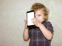 Ein Jungenkind untersucht die Kamera eines Smartphone, zeigt den Schirm mit seinem digitalen Foto stockbild Ein Jungenkind untersucht die Kamera eines Smartphone, zeigt den Schirm mit seinem digitalen Foto stockbild