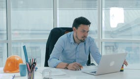 Ein junger Geschäftsmann arbeitet im modernen hellen Büro stock video footage Ein junger Geschäftsmann arbeitet im modernen hellen Büro stock video footage