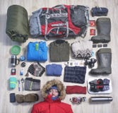 Ein junger Mann und Sachen, die er zur Reise nimmt stockbilder Ein junger Mann und Sachen, die er zur Reise nimmt stockbilder
