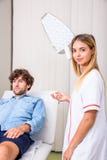 Ein junger männlicher Patient an der Warteärztlichen Behandlung stockbilder Ein junger männlicher Patient an der Warteärztlichen Behandlung stockbilder