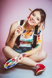 Ein junges M?dchen wird mit Farbe befleckt lizenzfreie stockfotos Ein junges M?dchen wird mit Farbe befleckt lizenzfreie stockfotos