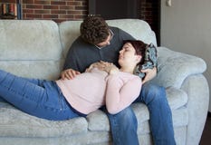 Ein junges Paar erwartet ein Baby stockfotos Ein junges Paar erwartet ein Baby stockfotos