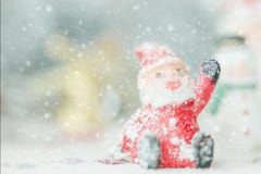 Ein keramischer Text froher Weihnachten Weihnachtsmanns auf Schneefallhintergrund Reizende frohe Weihnachten und guten Rutsch ins lizenzfreie stockfotos Ein keramischer Text froher Weihnachten Weihnachtsmanns auf Schneefallhintergrund Reizende frohe Weihnachten und guten Rutsch ins lizenzfreie stockfotos