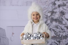 Ein Kind mit Weihnachtsgeschenken und Weihnachtsbaum stockbild Ein Kind mit Weihnachtsgeschenken und Weihnachtsbaum stockbild