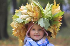 Ein Kranz vom Gelb verlässt auf dem Kopf des Mädchens stockbild Ein Kranz vom Gelb verlässt auf dem Kopf des Mädchens stockbild