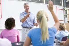 Ein Lehrer spricht mit Schulkindern in einer Kategorie stockbilder Ein Lehrer spricht mit Schulkindern in einer Kategorie stockbilder