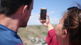 Ein liebevoller Mann und eine Frau des glücklichen Paars küssen auf der Telefonkamera HD, 1920x1080 Langsame Bewegung stock footage Ein liebevoller Mann und eine Frau des glücklichen Paars küssen auf der Telefonkamera HD, 1920x1080 Langsame Bewegung stock footage