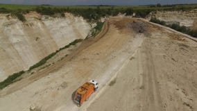 Ein LKW holt Abfall zum Autofriedhof für die Entleerung Luftschuß stock video Ein LKW holt Abfall zum Autofriedhof für die Entleerung Luftschuß stock video