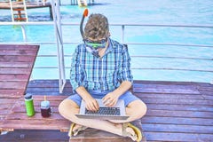 Ein Mann arbeitet im Urlaub stockfotografie Ein Mann arbeitet im Urlaub stockfotografie